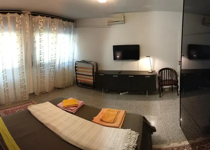 Castle Area Old Town Flat With Terrace And 2 Bari